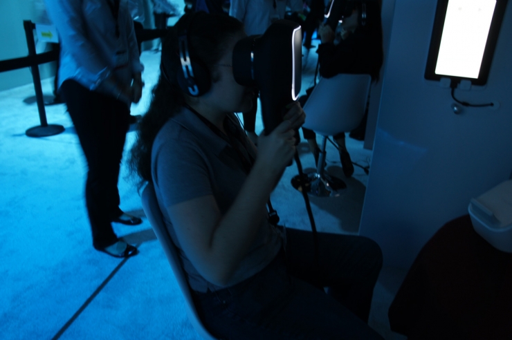 相機巨頭Canon也盯上 VR，推出手持頭盔