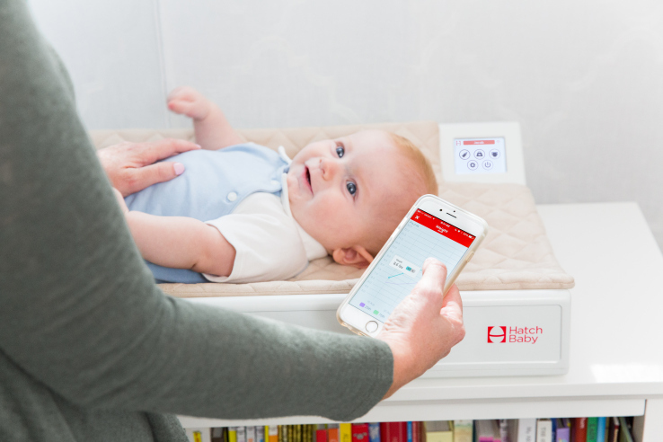 換尿布也是件講究事，Hatch Baby 讓奶爸奶媽用上了智能尿布更換臺