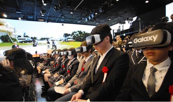 城會玩！日本高中生戴VR眼罩參加開學典禮