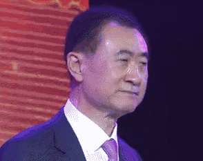 王健林在年會連唱4首high歌，是什么讓老爺子這么開心？