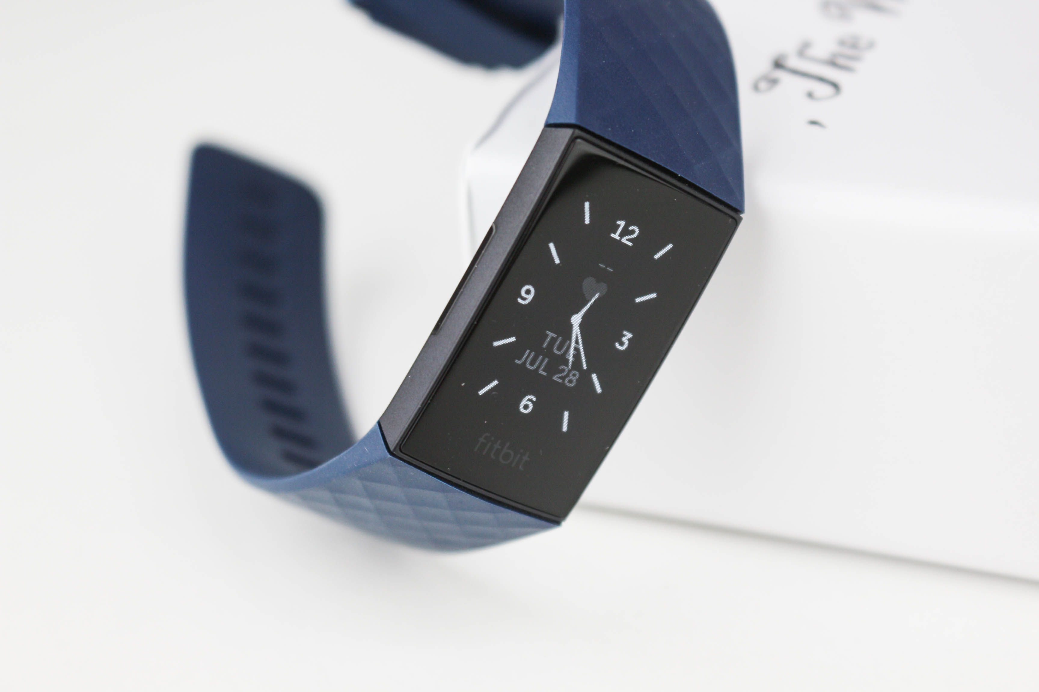 售價過千的智能手環強在哪？Fitbit Charge 4告訴你：這就叫專業