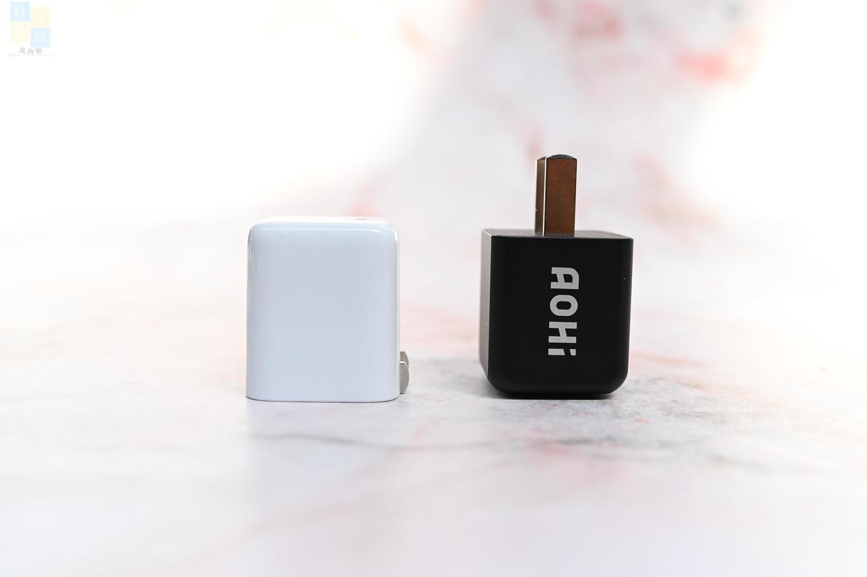 小巧精致的充電器，30W功率兼容更全面，AOHI 30W充電頭上手