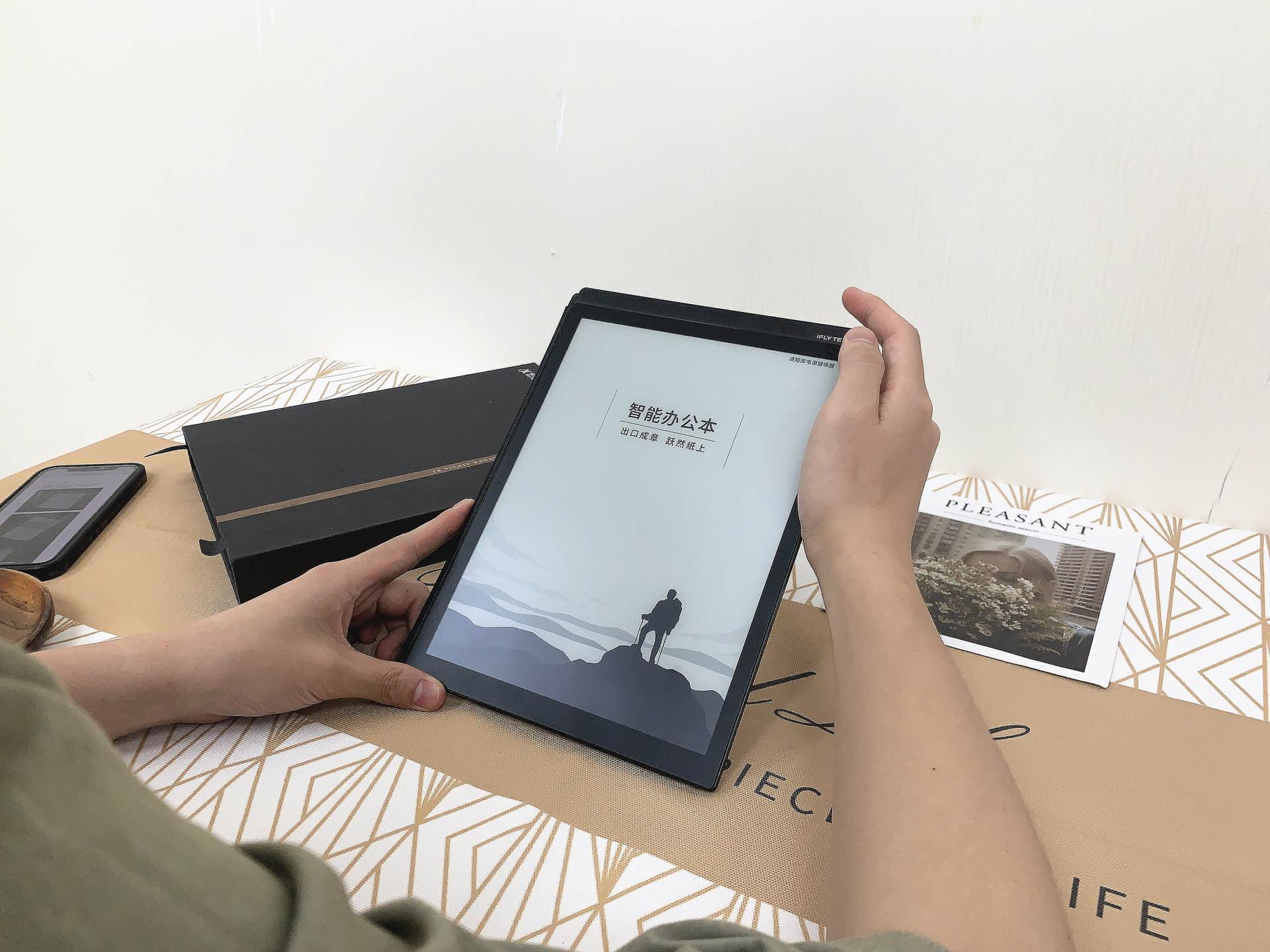 高效辦公利器，出口即能成章——科大訊飛智能辦公本X2