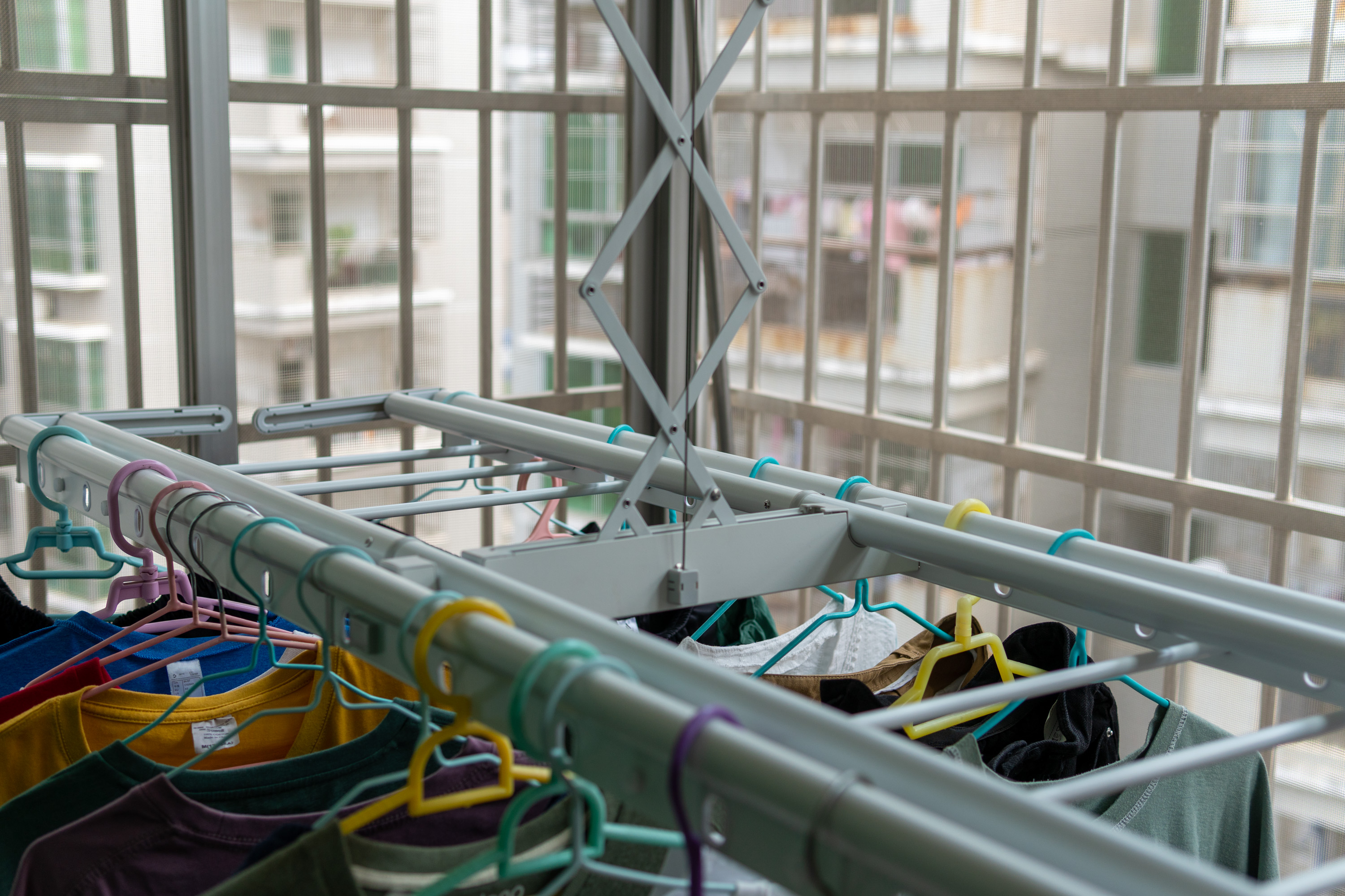 曬衣服不想再抬頭了，凱迪仕KL20電動晾衣架評測