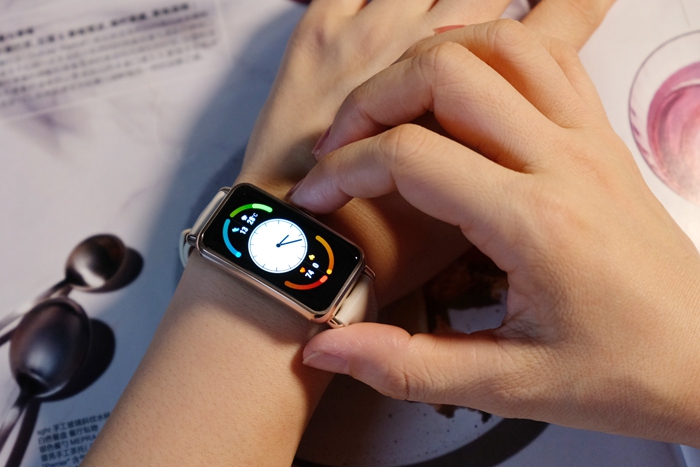將優雅置于腕上，華為WATCH FIT mini凝霜白開箱圖賞